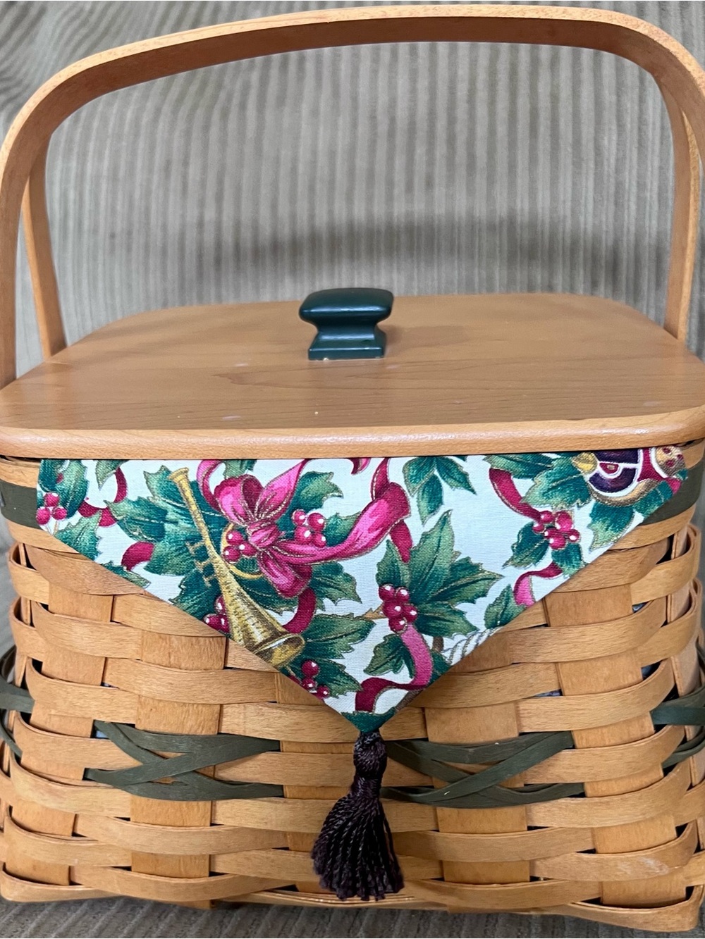 Longaberger 2000 Green Deck the Halls Basket w/liner & Double Stacked Protector